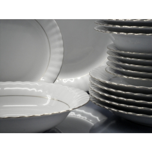 Serwis obiadowy z porcelany dla 12 osób / 45 części dek: 074 Platynowa Linia IWONA